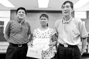 昨日，郭金弟获得5000元见义勇为奖金。
　　信息时报记者
　　萧嘉宁 摄