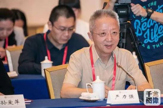 北京市委副秘书长、宣传部副部长严力强在会上讲话