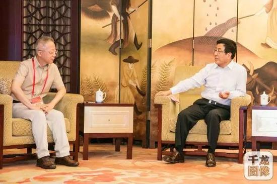 北京市委副秘书长、宣传部副部长严力强（左）与甘肃省委副书记、省长林铎（右）对话