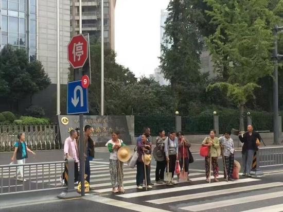 交通标识 图片据网络