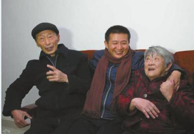 陈满出狱后与父母团圆。资料图片