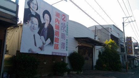高雄地检署检察官指挥市警察局靖纪小组等警察，前往市议员陈明泽服务处后方铁皮屋查获职业赌场，带回赌客侦办。台湾《联合报》记者黄宣翰／摄影