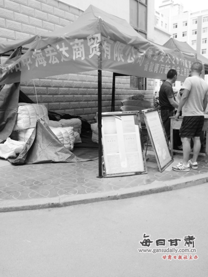 　校园内销售被褥的商家。兰州晨报记者宋鹤莉首席记者姚智摄