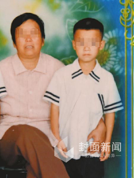 　陈先生的儿子和岳母生前照片。