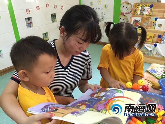三沙永兴学校老师为孩子上课。南海网记者 高鹏 摄
