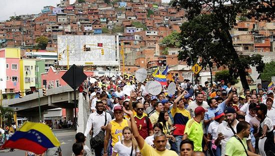 9月1日，委内瑞拉加拉加斯，民众集会要求举行公投罢免总统马杜罗。图片来源：视觉中国