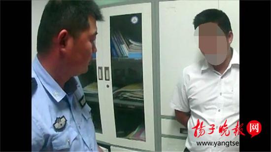 男子见高速收费站查车 弃车翻越护栏回老家 |高