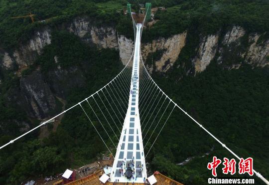 张家界大峡谷玻璃桥（资料图）　杨华峰　摄