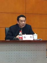 图为：重庆市九龙坡区人大原党组书记、主任潘平