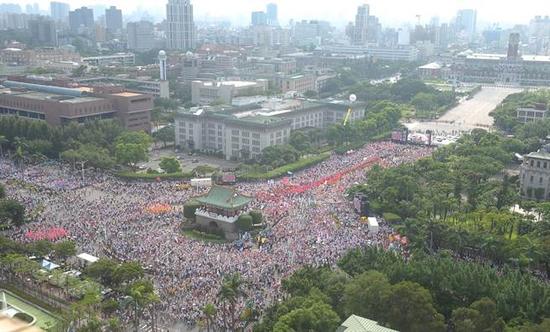 台14.5万人上街抗议蔡英文 台媒:这才只是开始