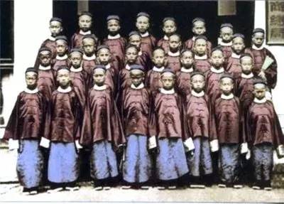 清朝派出去的幼童留学生。