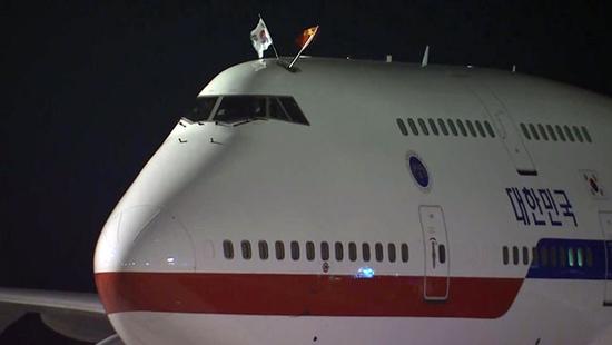 韩国总统专机头顶中韩两国国旗