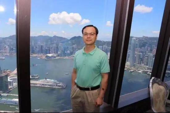 天南在香港环球贸易广场接受媒体采访