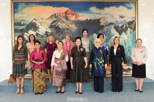 彭丽媛同G20杭州峰会外方代表团团长夫人走进浙江大学，出席“艾滋病防治宣传校园行”活动。