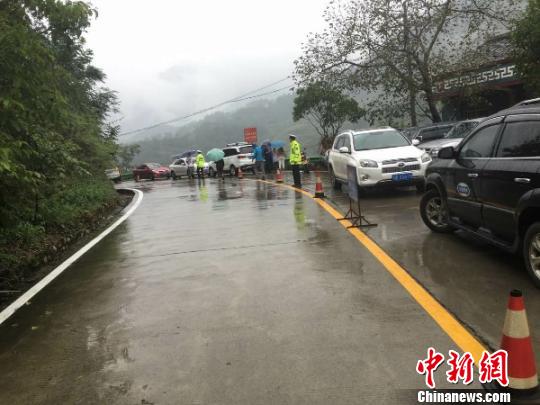 交警正在现场维持道路交通秩序。　何涛 摄