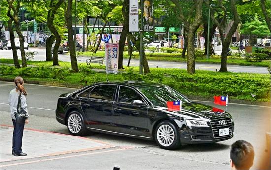 蔡英文奥迪A8L轿车
