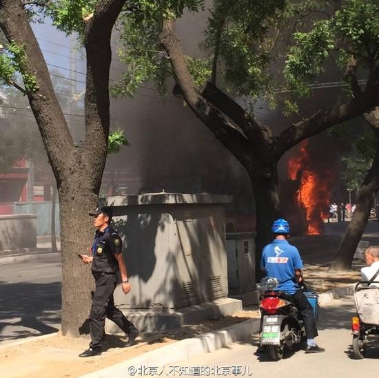 北京西四大街一公交车起火无人员伤亡