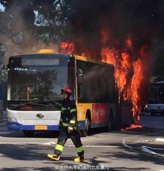 北京西四大街一公交车起火无人员伤亡