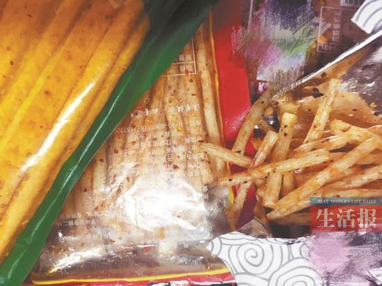 辣条中含有过量食盐以及大量添加剂,如果食用过多,将会影响孩子健康