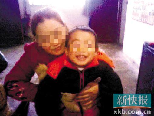 　程女士生前和小孩开心玩耍。家属供图