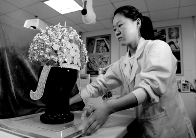 9月5日，文物保护工作者在陕西省文物保护研究院展示隋炀帝萧后冠仿制品。