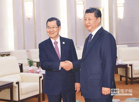 　2014年11月9日，国家主席习近平在北京会见台湾两岸共同市场基金会荣誉董事长萧万长。