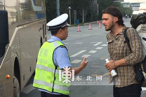 民警帮助俄罗斯男子登上去往长春的客车