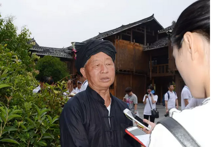 △陆振才接受记者采访。