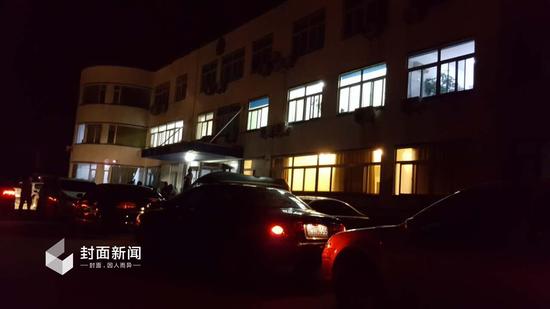 8日凌晨零时，大石桥市公安局刑警大队办公楼灯火明亮。