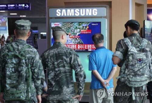 9月9日，在首尔火车站，市民在收看韩联社TV播出的有关朝鲜地震的新闻报道。