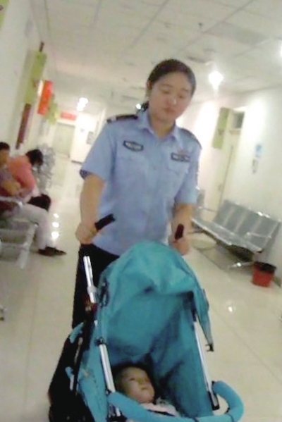 民警在医院照顾女婴。民警供图