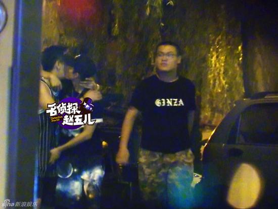 聊到兴起，张一山竟然当街亲吻对方