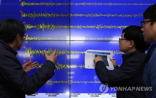 韩方人员研读朝鲜地震波形