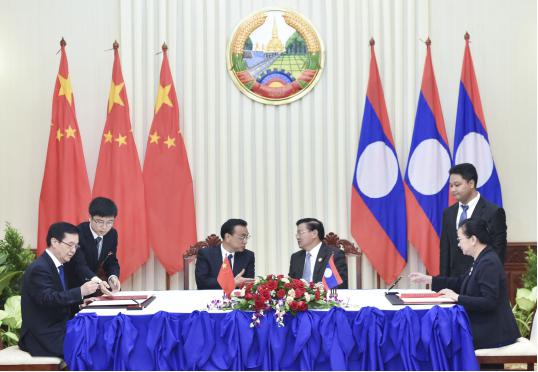克强总理与老挝总理通伦8日傍晚在老挝总理府共同出席两国合作协议签字仪式。