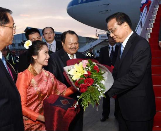 克强总理6日傍晚乘专机抵达老挝首都万象瓦岱机场，出席东亚合作领导人系列会议并对老挝进行正式访问。
