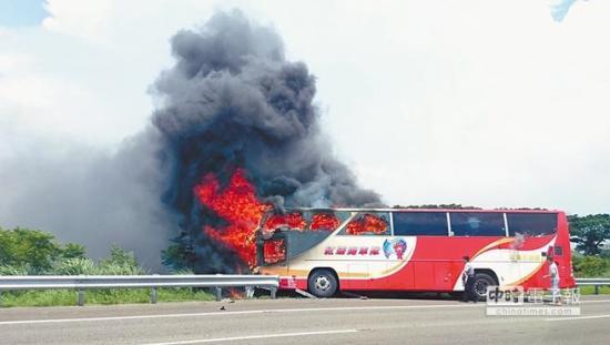  7月19日，陆客游览车发生火烧车事故，造成26人死亡。（图片来源：台湾《中国时报》）