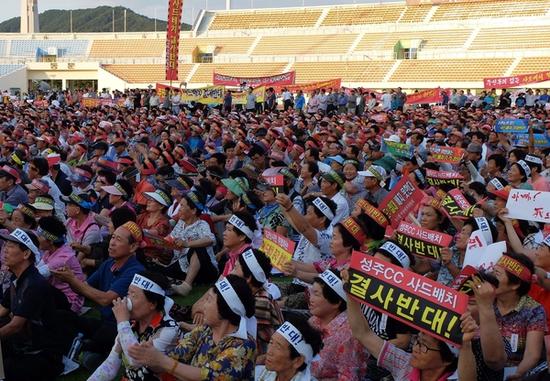　8月25日，韩国金泉市民抗议部署“萨德”。（新华／欧新社）