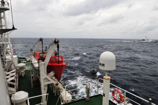 资料图片：中国海监船在钓鱼岛毗连区海域巡航。新华社发