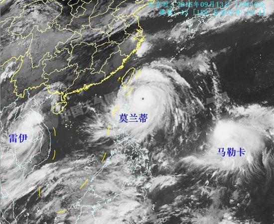 今天14时，台风“莫兰蒂”强度达顶峰，台风眼清晰可见。