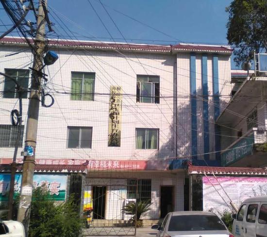 铁门内一层为吕女士接受上环手术的地方,楼上的金色牌子是桐梓县海校卫生与计划生育办公室。
