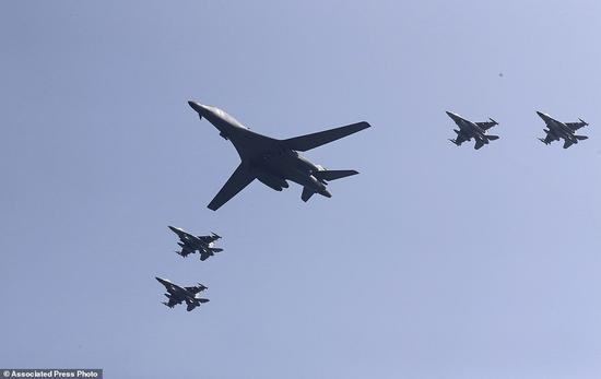 美军轰炸机飞临朝鲜半岛向朝鲜示威。