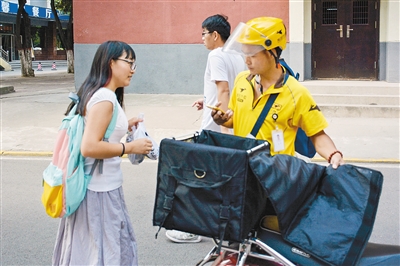 一位大学生在校园内取外卖 记者龚伟芳 实习生陈伟 摄