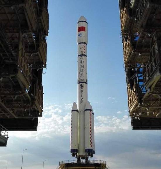 9日，承载着长征二号F T2运载火箭与“天宫二号”空间实验室组合体的活动发射平台驶出总装测试厂房，垂直转运至发射区。