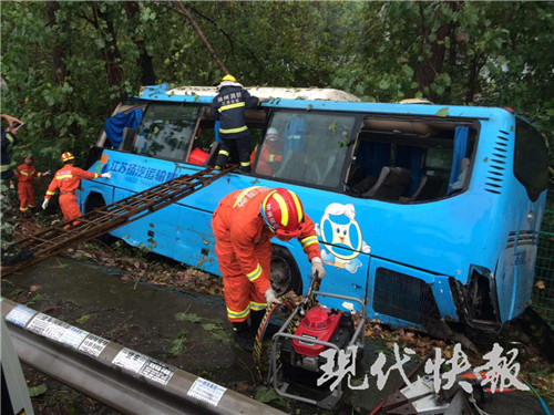 安徽开往扬州大巴车侧翻已造成2人死亡(图)