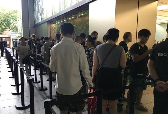 图为9月16日，上海环贸iapm商场苹果店前等待购机的顾客。
