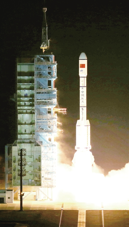 9月15日，中国在酒泉卫星发射中心用长征二号F T2火箭将天宫二号空间实验室发射升空。新华社记者 琚振华摄