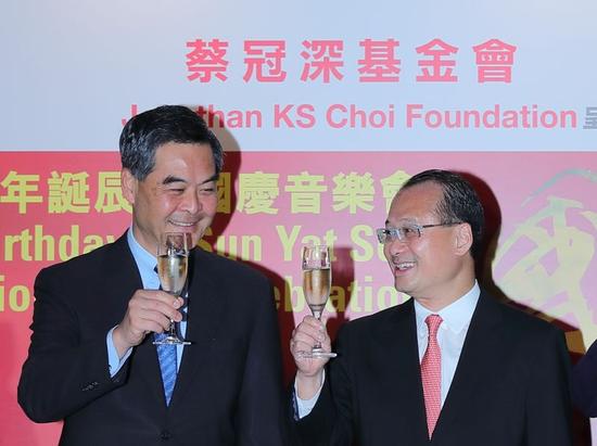 行政长官梁振英（左）与新华集团主席、蔡冠深基金会主席蔡冠深在祝酒仪式上。