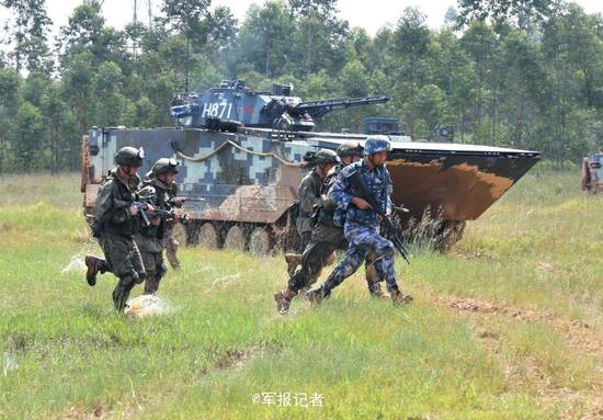 9月14日,参加中俄“海上联合-2016”军事演习的双方海军陆战队员开展对模拟海岛防御之敌进攻战斗综合演练。在演练过程中,双方陆战队员协同作战,默契配合,顺利达到预期目的。