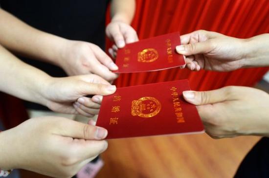 资料图片:新人领取结婚证。新华社发(孟德龙 摄)