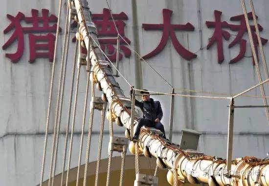 2013年3月，曹再发爬上广州猎德大桥。 图片来自网络